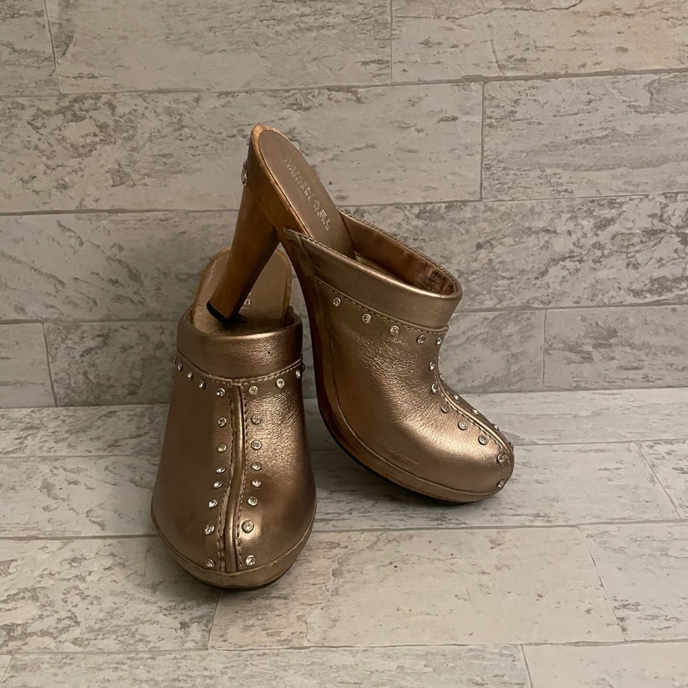 Michael kors high heels size 6 m, preowned in good condition, no rips or tears